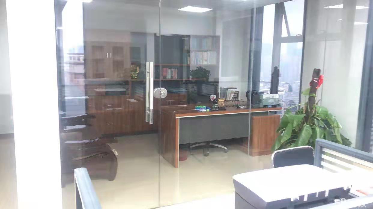 香港路地铁口高雄88精装带家具房东优价出租