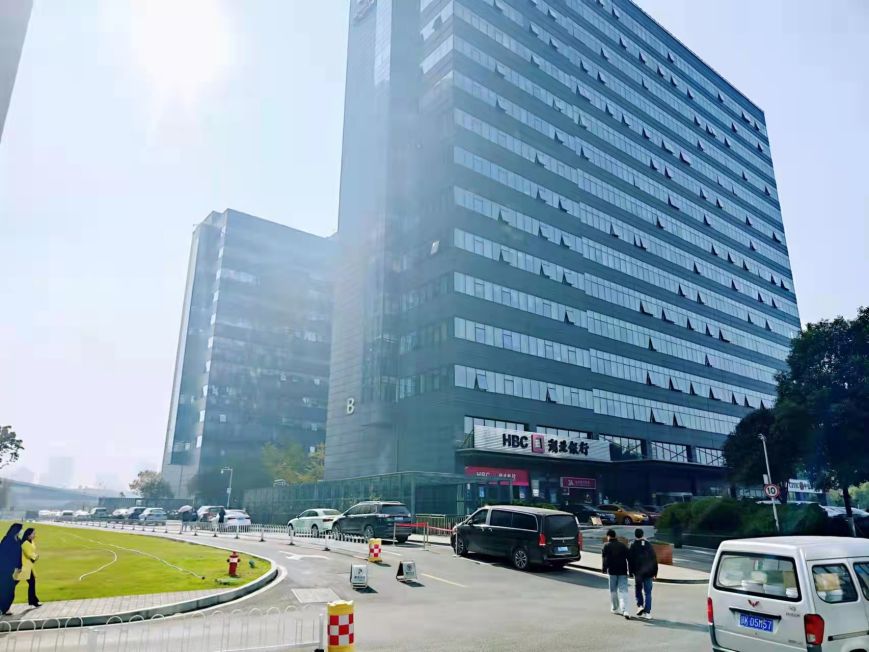 房东直租沌口精装写字楼优价出租，交通便利，配套齐全