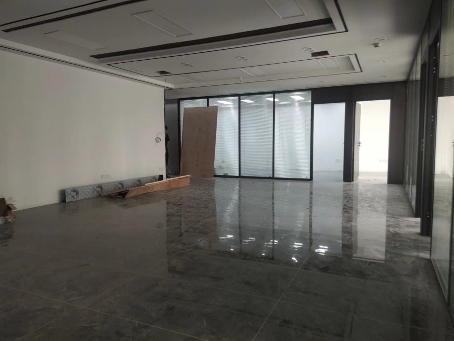 （房东直租）江汉区泛海国际222平米精装写字楼优价出租 交通便利