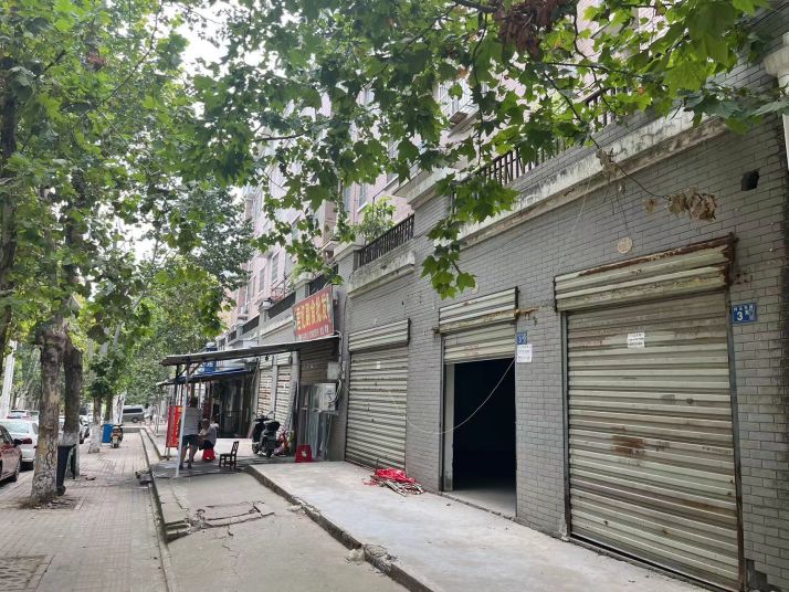 青山白玉山130平临街商铺低价急租，1300/月