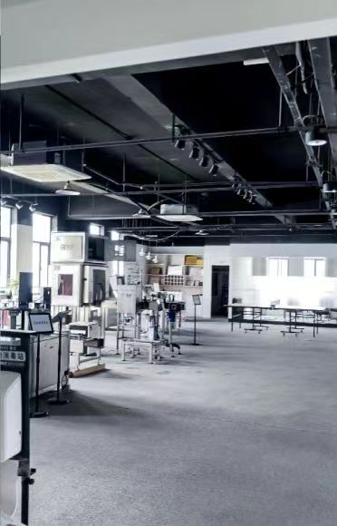 房东直租 无中介费用 东西湖区金银潭现代企业城全景落地窗1000平 精装写字楼 三地铁交汇，价格优惠，随时拎包入驻