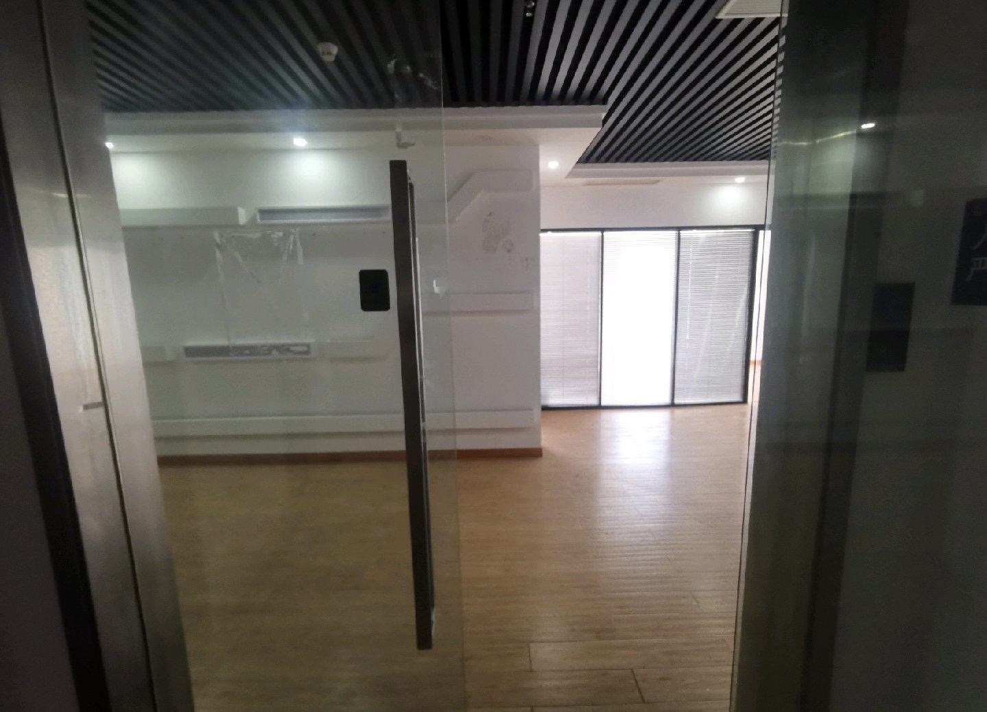 （房东直租）江汉区泛海国际212.8平精装写字楼优价出租 交通便利