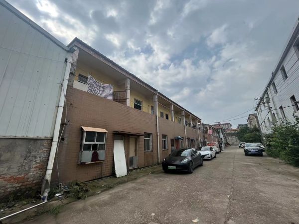 青山白玉山2000平厂房仓库低价急租，