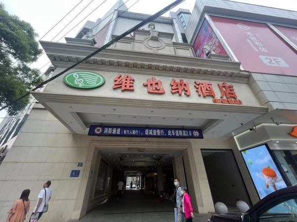 房东直租青山红钢城商业综合楼配套齐全优价出租