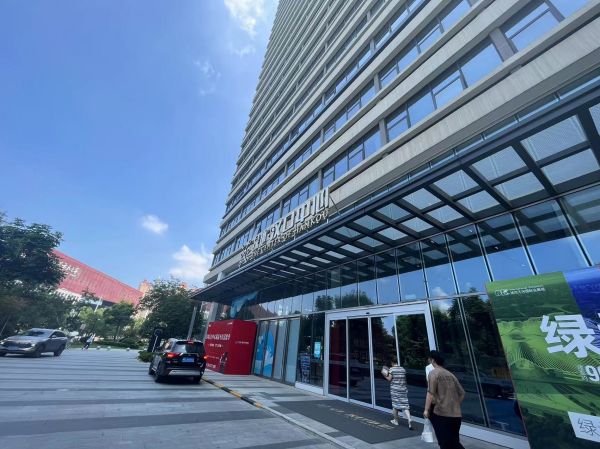 房东直租市民之家地铁旁绿地汉口中心精装写字楼优价出租