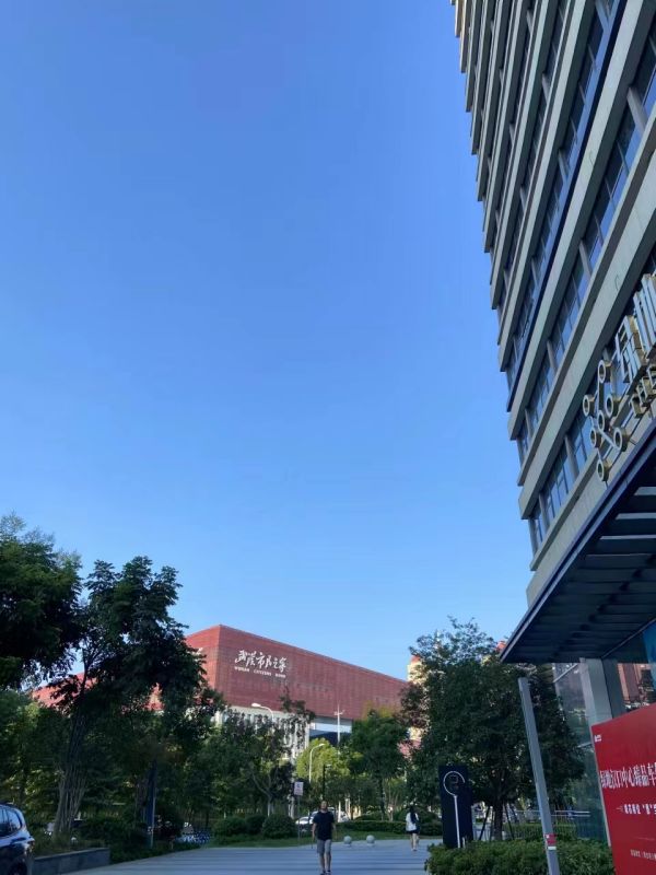 房东直租江岸绿地汉口中心280平精装修5加1格局低价招租