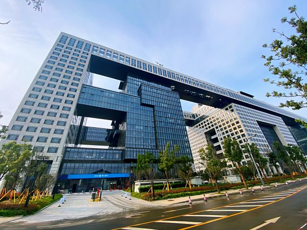 （房东直租）中建光谷之星，精装写字楼优价出租，交通便利，配套齐全