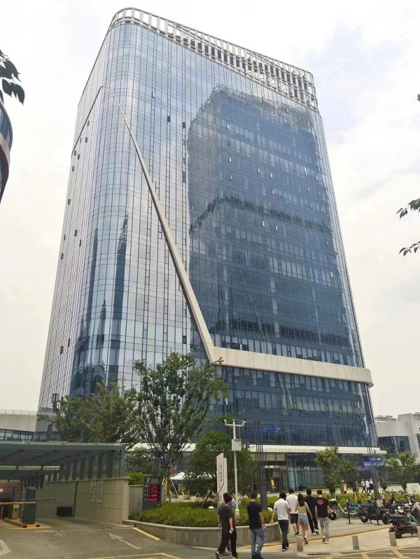 房东直租光谷东华翔中心精装修写字楼，低价出租