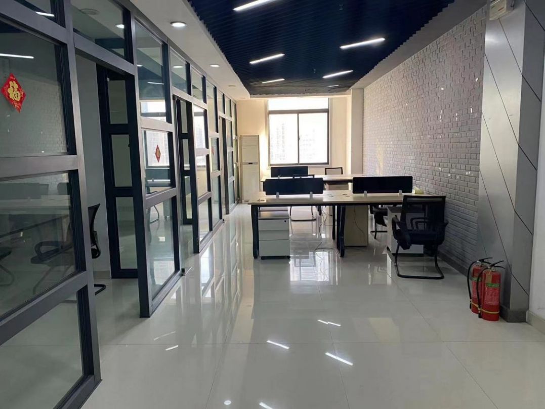 房东直租洪山区光谷总部国际102平精装写字楼