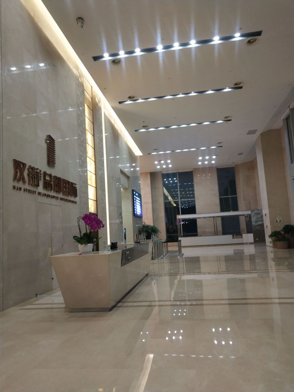 武昌汉街总部国际215平方精装写字楼3706办公楼房东直租