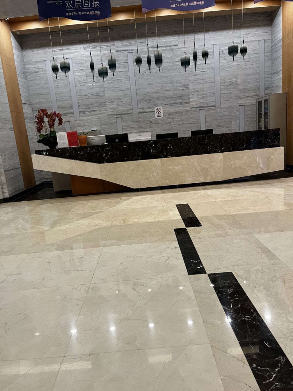 海尔国际广场精装修房东直租，交通便利，优价出租