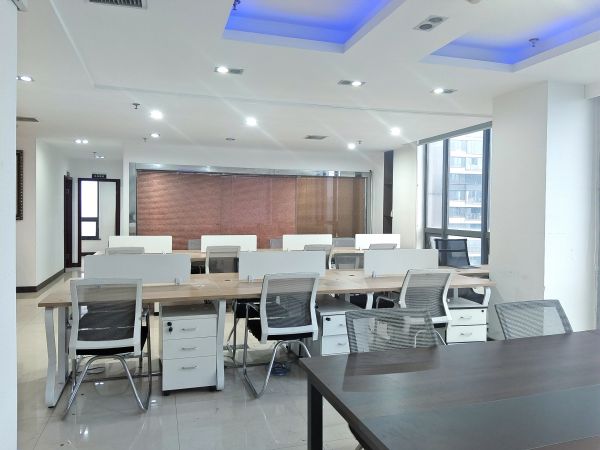 房东直租光谷时代广场精装写字楼202平低价招租