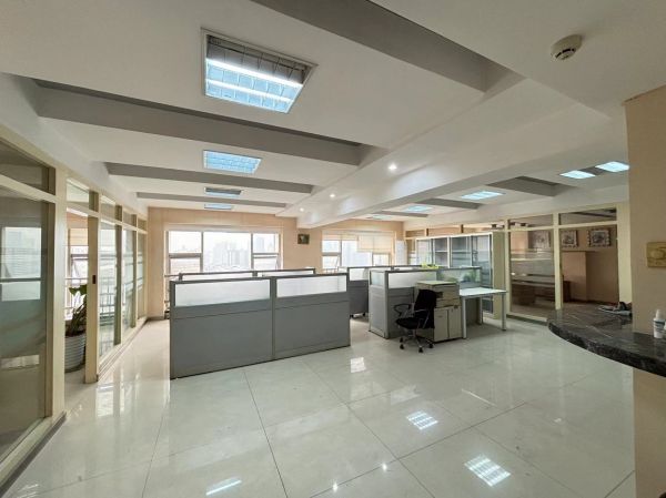 房东直租徐东万利广场B座211平精装写字楼，带办公家具优价招租