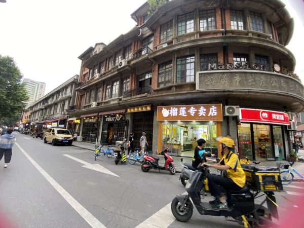 老板直转江岸区江汉路路盈利中烧烤店，客流量大，优价转让